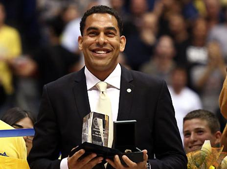 ברוך השב להיכל. בלו (אלן שיבר)