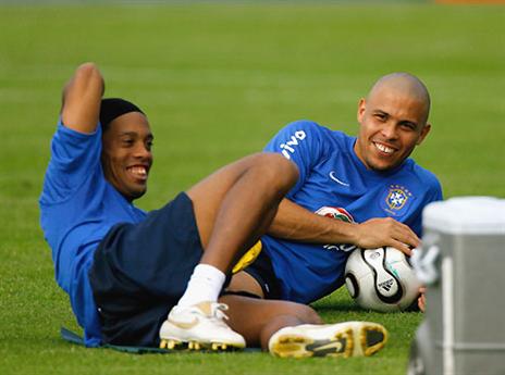 רונאלדיניו והאליל שלו (GETTYIMAGES)