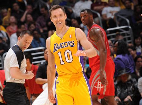 למרות החיוך הזה, את הקדנציה בלייקרס הוא ירצה לשכוח. נאש (gettyimages)