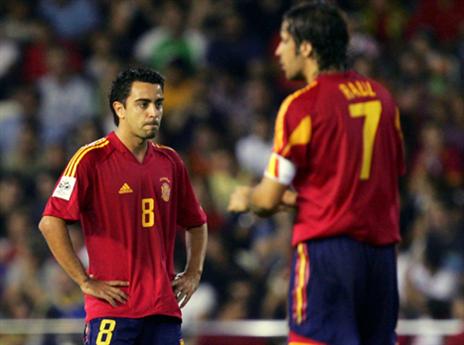 ראול וצ'אבי בימים בהם שיתפו פעולה בנבחרת (GETTYIMAGES)