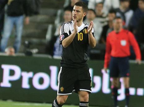 אדן האזר מנסה לדרבן את חבריו לנבחרת (אלן שיבר)