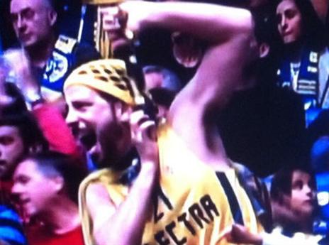 והייתה גם תנועת חניקה מכוערת של אוהד מכבי