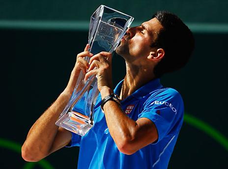 עוד גביע לאוסף. ג'וקוביץ' (GETTYIMAGES)