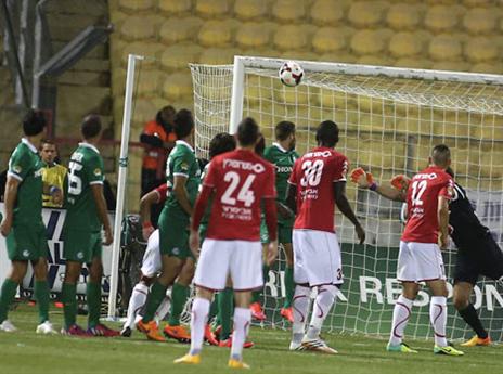 חיפה נקלעה לפיגור מכדור חופשי של בוזגלו (צילום: אלן שיבר)