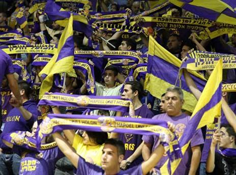 אוהדי חולון מעודדים בפחים (אלן שיבר)