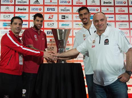 בינתיים כולם מחייכים (getty)