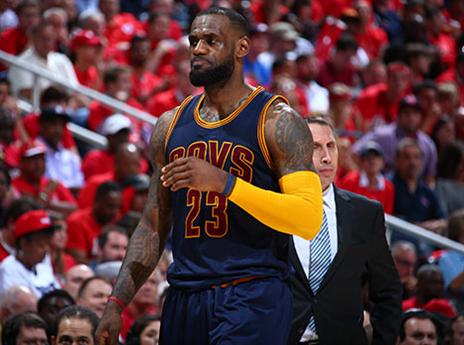 מאחורי לברון מתחבא המאמן האמיתי (getty)