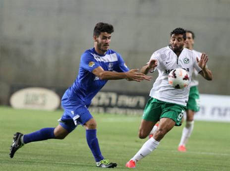 דנינו עוצר את עזרא (יוסי שקל)