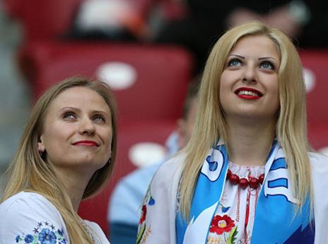 אוהדות דנייפרו סיימו את הערב בשברון לב (getty)