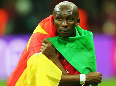 אמביה חוגג עם הדגל (getty)