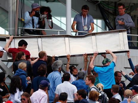 לוח המתכת שקרס במגרש המרכזי (GETTYIMAGES)