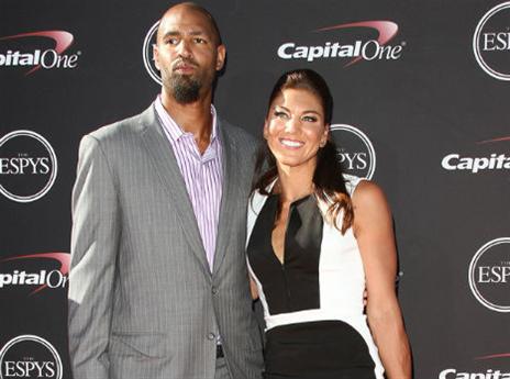 לא רק על כר הדשא היא בכותרות