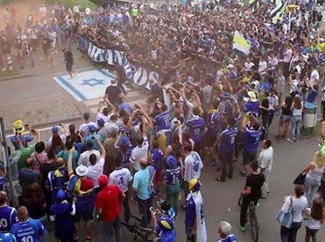 אוהדי נבחרת בוסניה דורכים על דגל ישראל