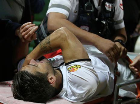 הפציעה מאחוריו. פאס (אלן שיבר)