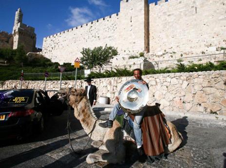 וטיול על גמל ברחבי העיר העתיקה (עודד קרני, מנהלת הליגה)