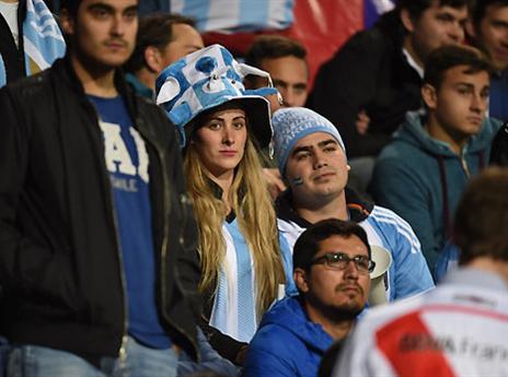 תולים תקוותיהם ברגל שמאל ההיא (AFP)