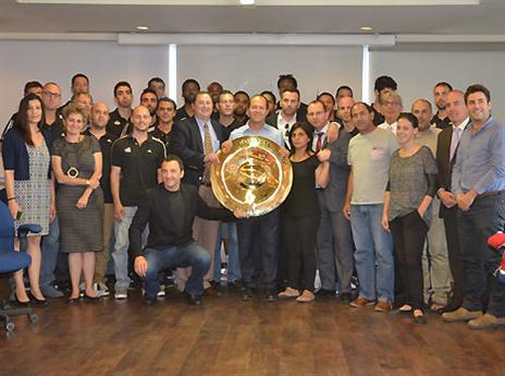 עם עובדי העיריה. טקס מרגש (עודד קרני)