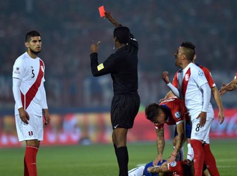 הרגע ששינה את המשחק. סמבראנו מורחק (AFP)