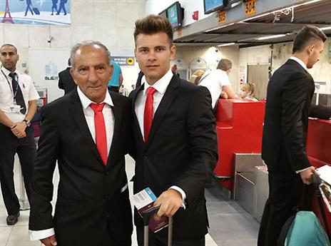 רק נחת ושוב על מטוס. בומבה (צילום: אתר רשמי הפועל ת"א)