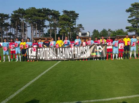 שחקני רעננה וסראייבו מפגינים נגד הגזענות