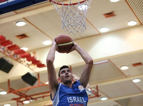 24 נקודות מול האיטלקים. יונתן מור