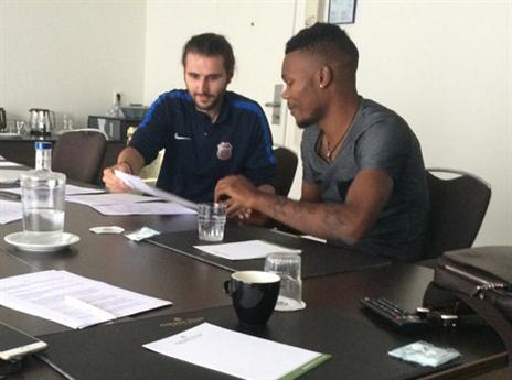 חותם על החוזה