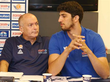 רגע לפני הטיסה, אליהו נשאר בבית (אלן שיבר)