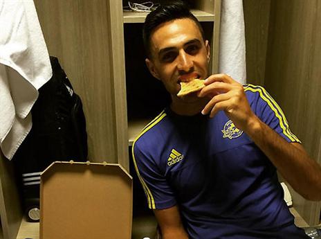 נהנה מפיצה בחדר ההלבשה. זהבי