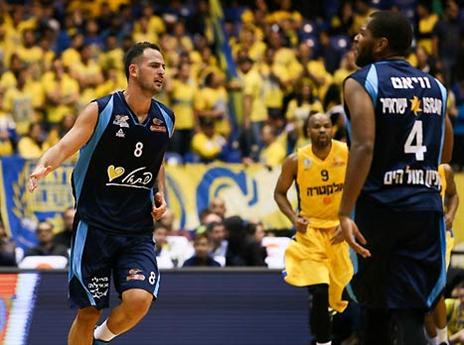 השחקן המבוגר בנבחרת. עמית שמחון (עודד קרני)