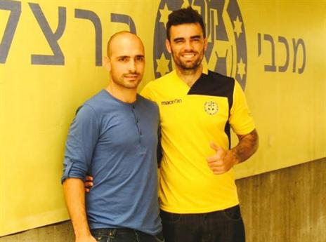 קראבליו במדי מכבי הרצליה