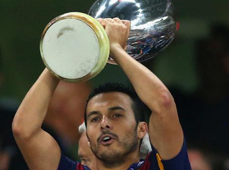 פדרו מניף את הסופר קאפ בשבוע שעבר (gettyimages)