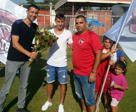 אין קבלת פנים טובה יותר מזו. פרחים באימון (דוברות הפועל חיפה)