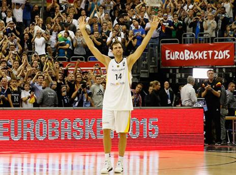 נוביצקי נפרד מהקהל (gettyimages)