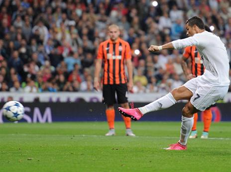 רונאלדו כובש בפנדל (Getty)