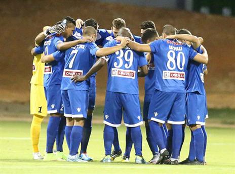 שחקני מכבי פ"ת לפני תחילת המשחק (אלן שיבר)