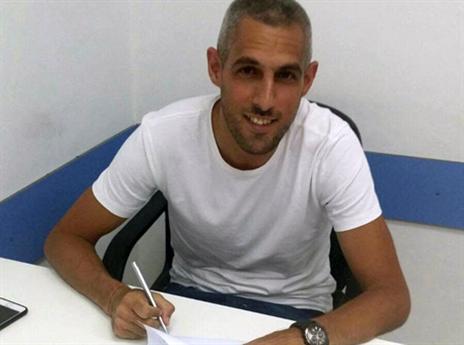 עידן ויצמן חותם על החוזה