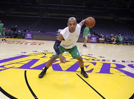 גרגורי ורגאס מתרגל לפרקט בלוס אנג'לס (עמוד הפייסבוק של מכבי חיפה)