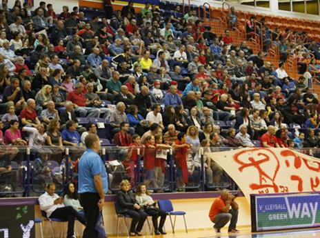 אוהדי מטה אשר ממלאים את האולם בנהריה. חיבור חזק לקבוצה (רמי כהן שמאלי)