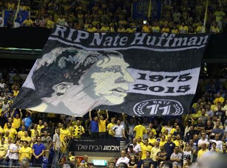 המופע של הקהל הצהוב לזכר האפמן (צילום: אלן שיבר)