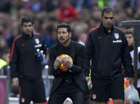 סימאונה. לא נותן לריאל ובארסה לברוח (getty)
