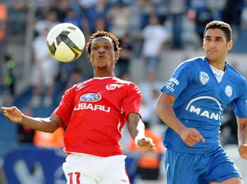 עשר שנים במדי הפועל פ"ת. כהן מול סמואל יבואה