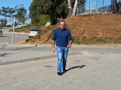 לם מגיע לפגישה עם אוסידון