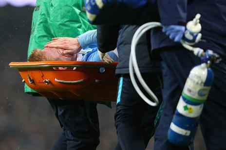 דה בריינה מפונה אחרי הפציעה (gettyimages)