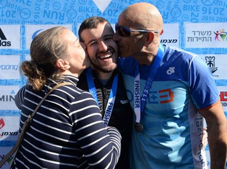 בן ישי והוריו (צילום: עמית שיסל)