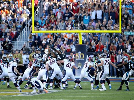 הכדור של מקמאנוס בדרך לשער (Getty)