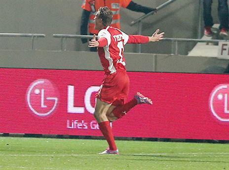 ועוד איך עושה את העבודה. שוינפלד (אלן שיבר)