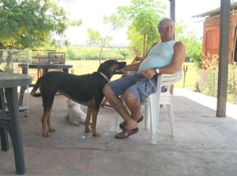 לואיס והכלב בבית באורוגוואי