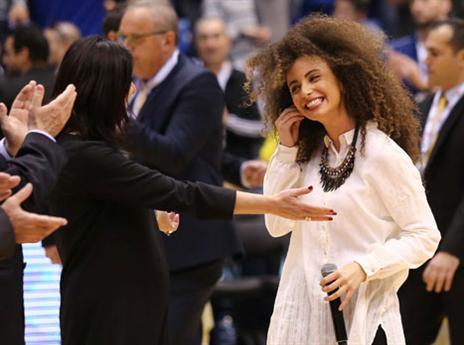 יובל דיין שרה את ההמנון (אלן שיבר)