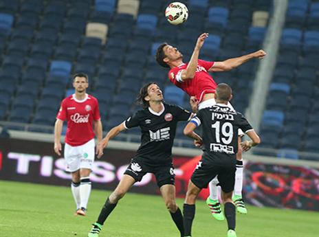 שבתאי ובנימין מסתכלים על דורה מלמטה (יוסי שקל)