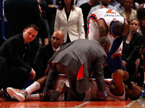 רגע הפציעה בניקס. חשבו שזה הסוף (getty)